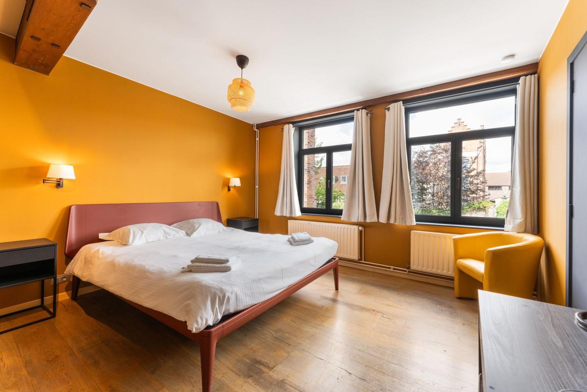 Lake Suites Bed & Breakfast 3*